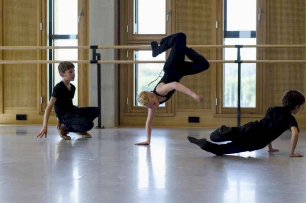 drie jongens showen hun breakdance moves