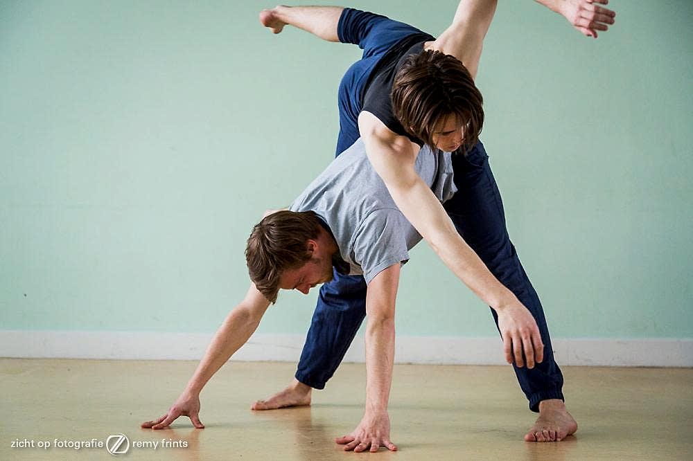 twee dansers dansen als één geheel