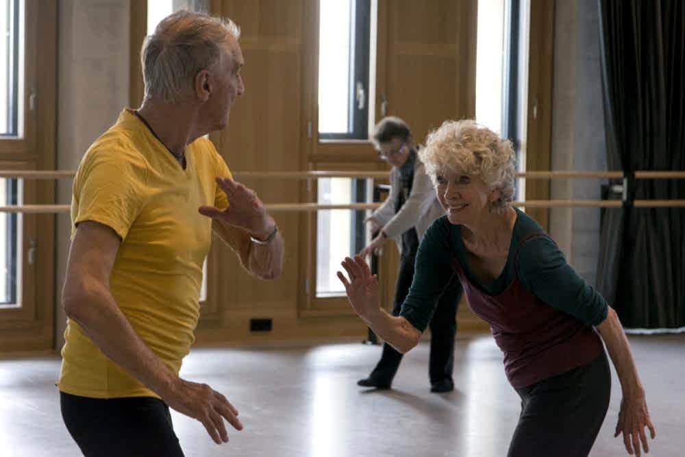 drie senioren dansen in een studio