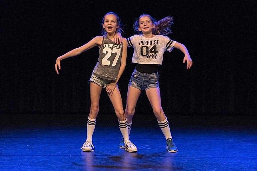 twee meisjes in sportieve outfit op het podium