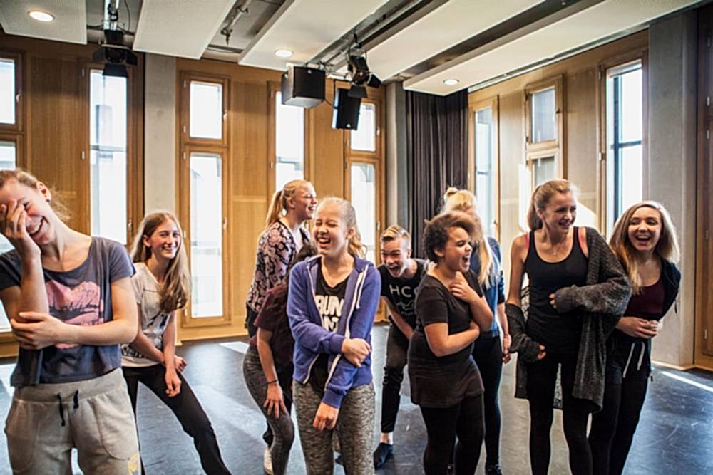 groep jongeren oefent een grappige scène in de studio