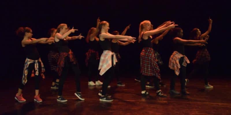 groep jongeren op het podium