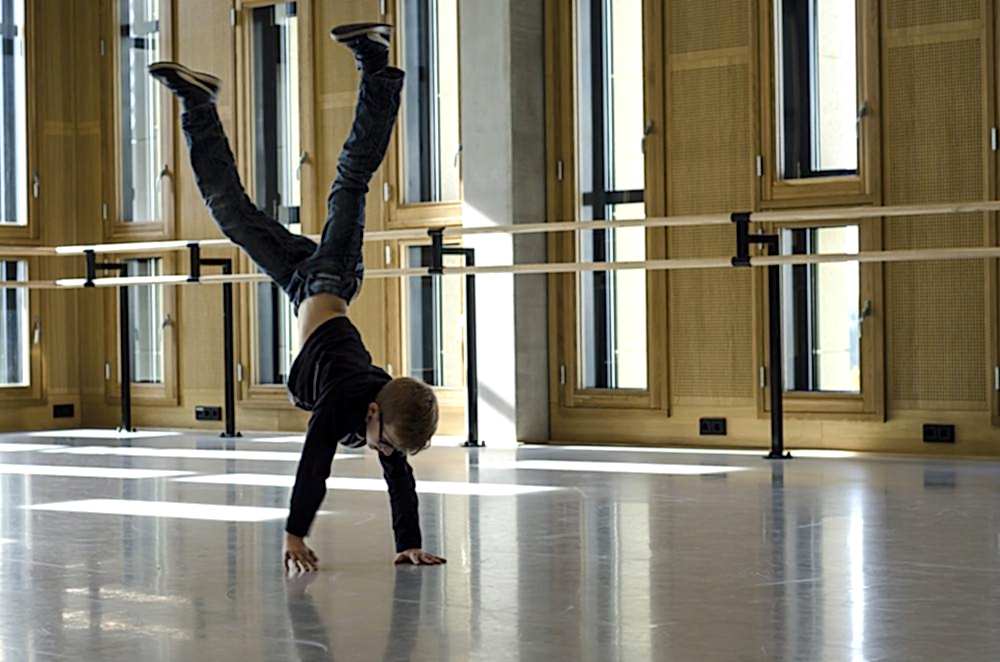 jongen doet handstand